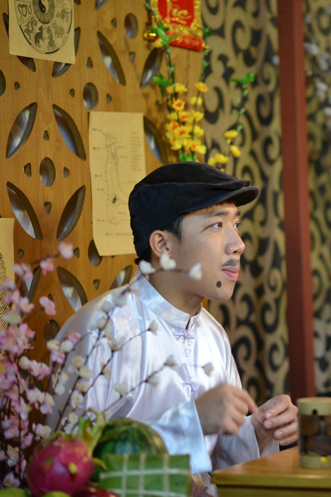MC Trấn Thành nghịch ngợm chụp ảnh áo dài Tết cùng Hari Won - 1 Trấn Thành
và Hari Won vừa tung một clip hài gây chú ý.