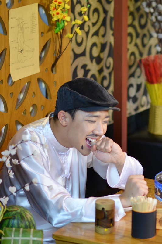 MC Trấn Thành nghịch ngợm chụp ảnh áo dài Tết cùng Hari Won - 2 Trong clip, Trấn Thành hoá thân thành
một ông thầy bói máu dê.