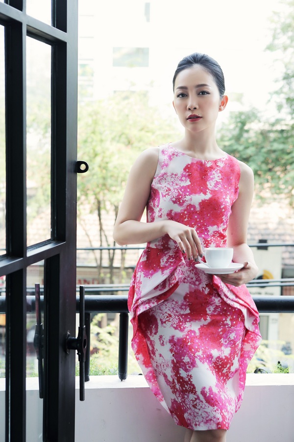 Cô rạng rỡ, tràn đầy sức sống khi khoác lên
mình những bộ váy có họa tiết trẻ trung, rực rỡ.