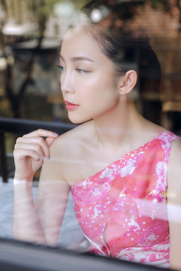 Phom dáng đồng hồ
cát truyền thống của thương hiệu được làm mới