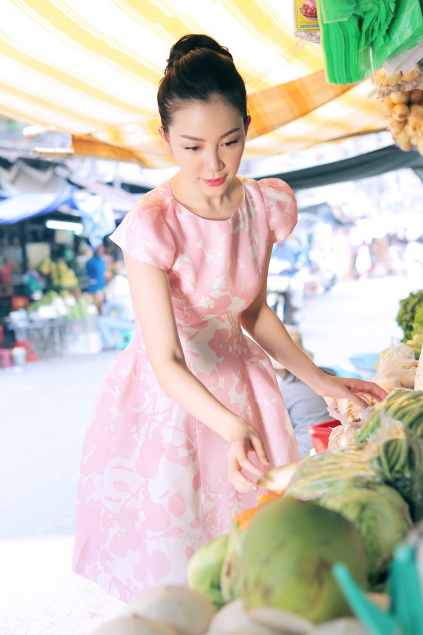 Linh Nga khiến nhiều ánh mắt ngần ngơ khi thư thả dạo
phố mùa xuân trong bộ váy dịu dàng, nữ tính.