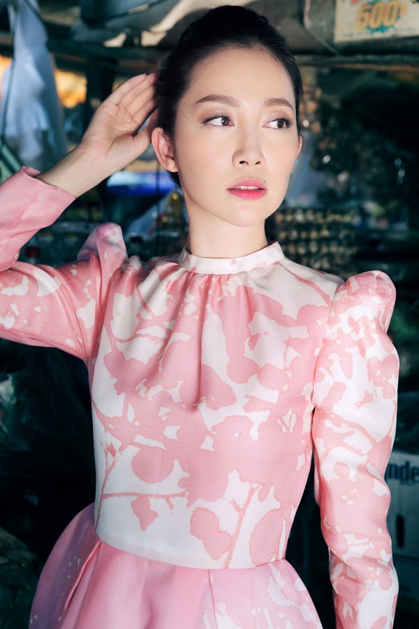 Nhìn từ xa, họa tiết như bóng lá và hoa rớt trên nền vải.