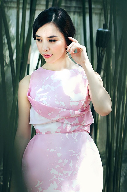 Dù
không khoe da thịt, nét quyến rũ của Thiên Lý vẫn khiến