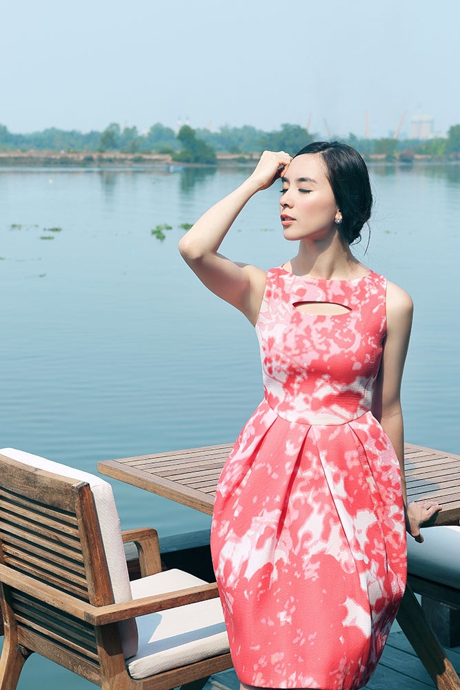 Á hậu
đặc biệt yêu thích những bộ váy có phom dáng đồng hồ cát