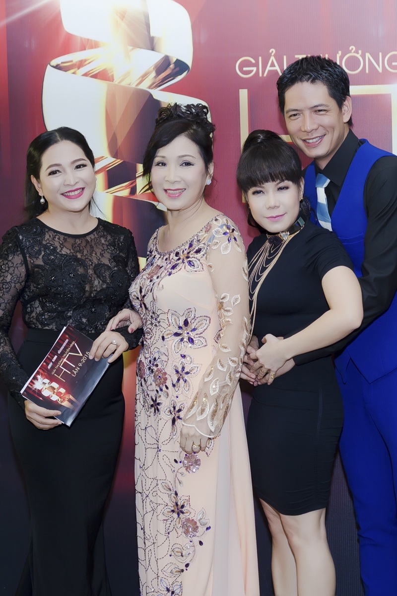 Trấn Thành, Hoàng Oanh bất ngờ mặc đồ đôi - 5 Hai MC hệt như mặc đồ đôi, thân mật tạo dáng trước ống kính.