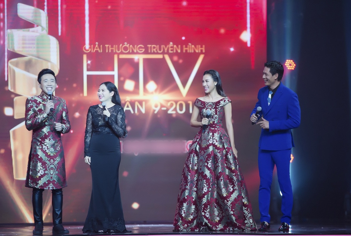 Trấn Thành, Hoàng Oanh bất ngờ mặc đồ đôi - 4 Hai MC hệt như mặc đồ đôi, thân mật tạo dáng trước ống kính.