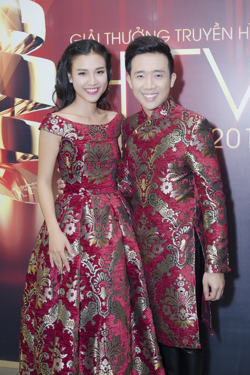 Trấn Thành, Hoàng Oanh bất ngờ mặc đồ đôi - 1 Không hẹn trước, Hoàng Oanh và Trấn Thành cùng “đụng” mẫu áo
tại sự kiện.