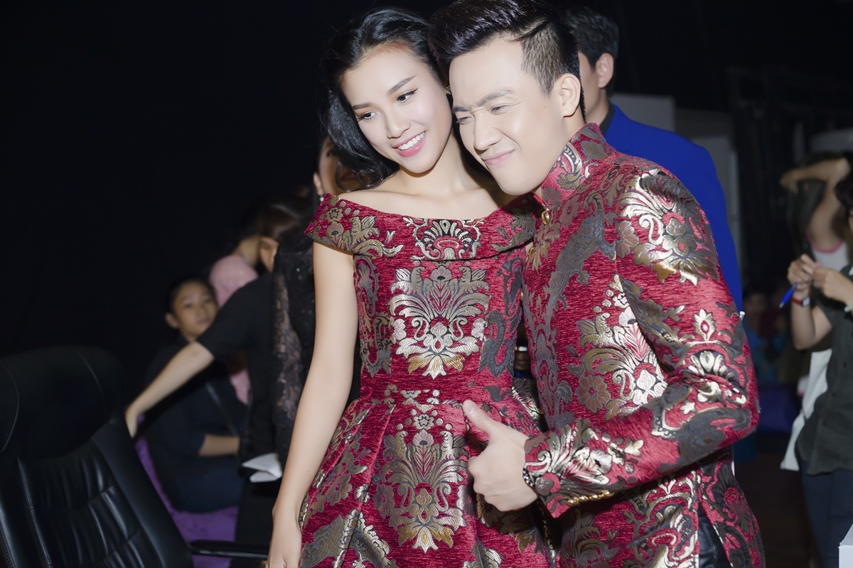 Trấn Thành, Hoàng Oanh bất ngờ mặc đồ đôi - 2 Hai MC hệt như mặc đồ đôi, thân mật tạo dáng trước ống kính.