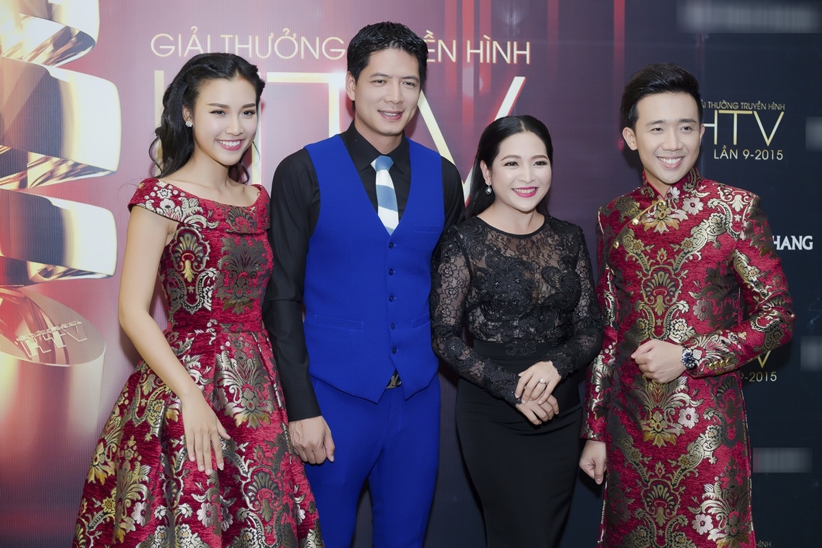 Trấn Thành, Hoàng Oanh bất ngờ mặc đồ đôi - 3 Hai MC hệt như mặc đồ đôi, thân mật tạo dáng trước ống kính.