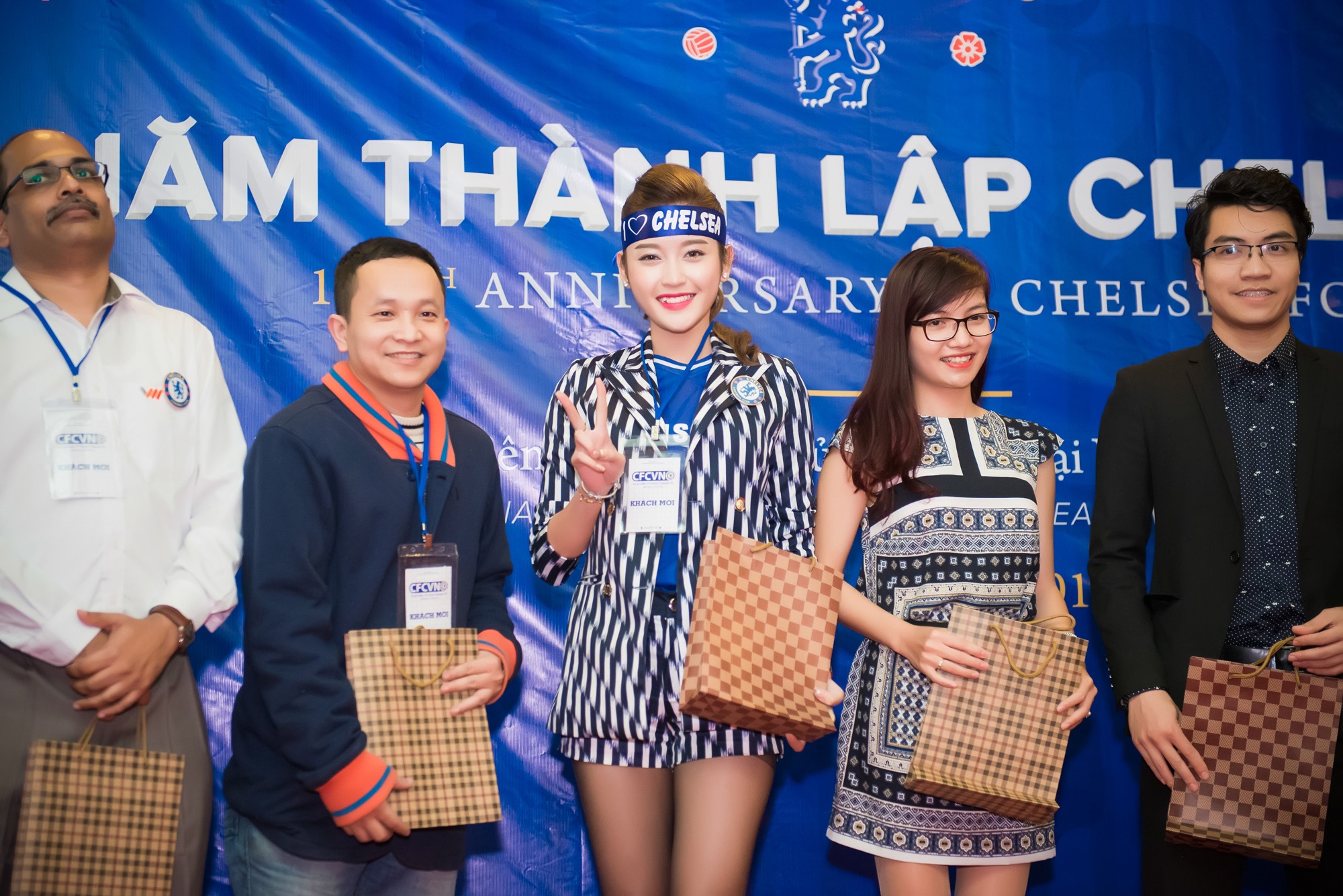 Á hậu Huyền My rạng rỡ dự buổi họp cùng CĐV Chelsea VN - 8 Á hậu Huyền My được biết đến như là một trong
