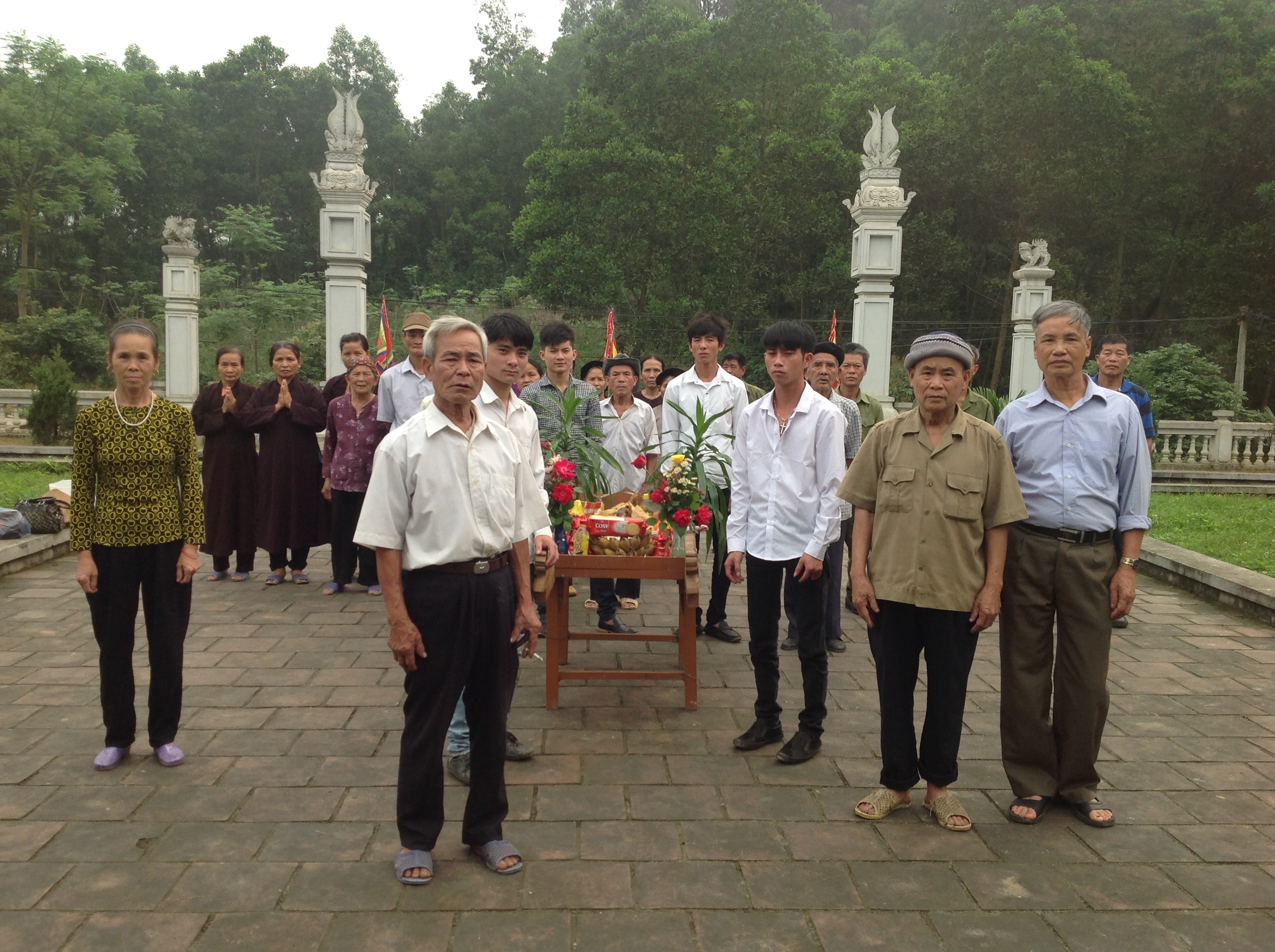 Bà con dâng lễ tưởng niệm vị Tể tướng Lưu Nhân Chú.