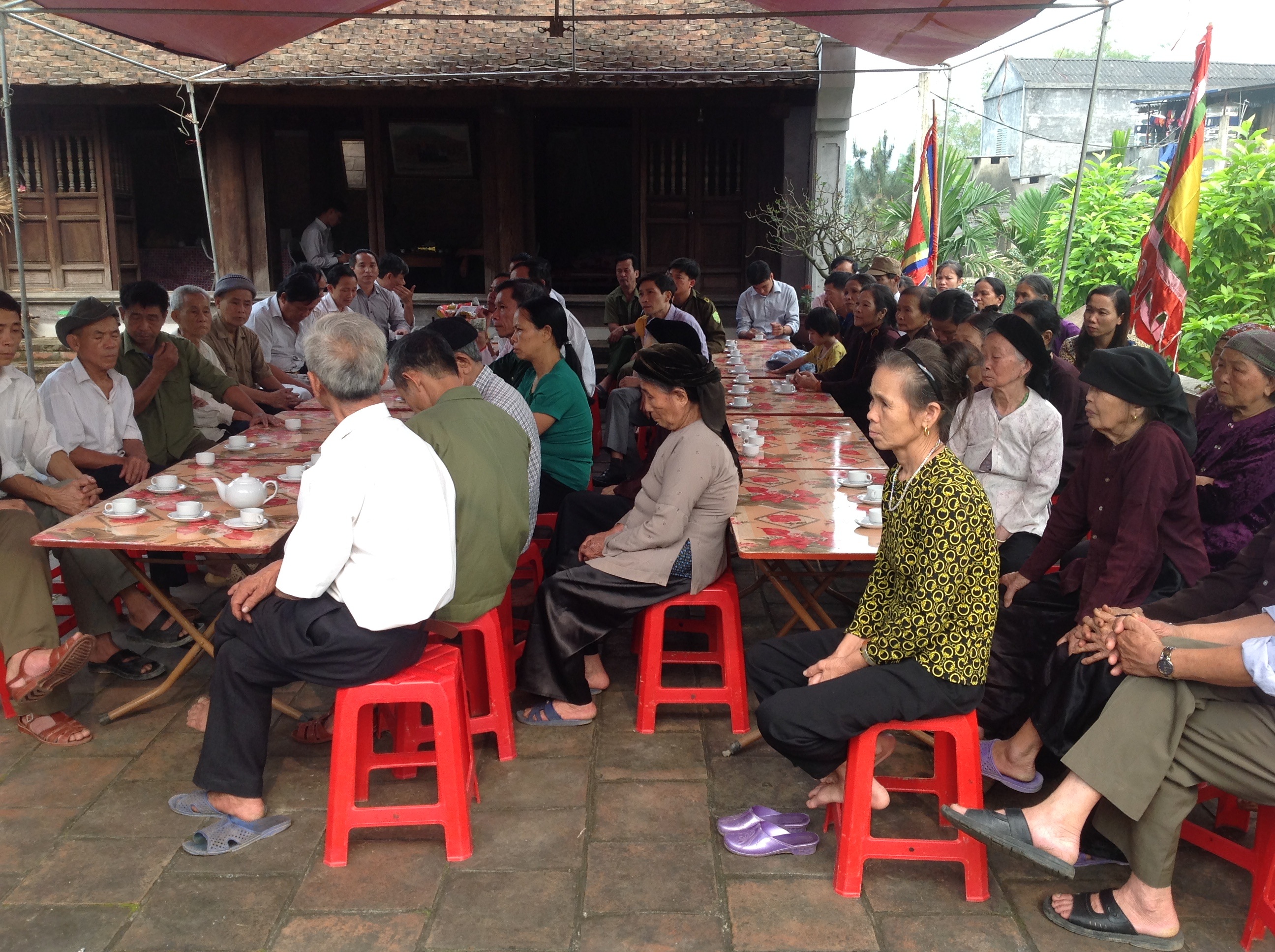 Người dân trong xã đến dự Lễ kỷ niệm ngày 3/4.