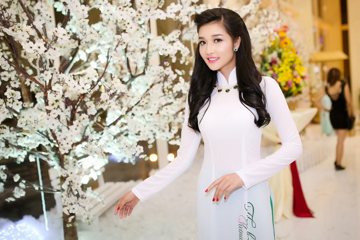 Tại sự kiện, Triệu Thị Hà diện áo dài trắng giản dị 