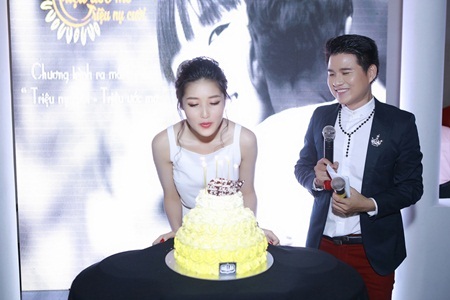 Buổi lễ cũng diễn ra đúng dịp sinh nhật của Hoa hậu.