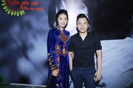 Ông bầu Vũ Khắc Tiệp đến chúc mừng Triệu Thị Hà.