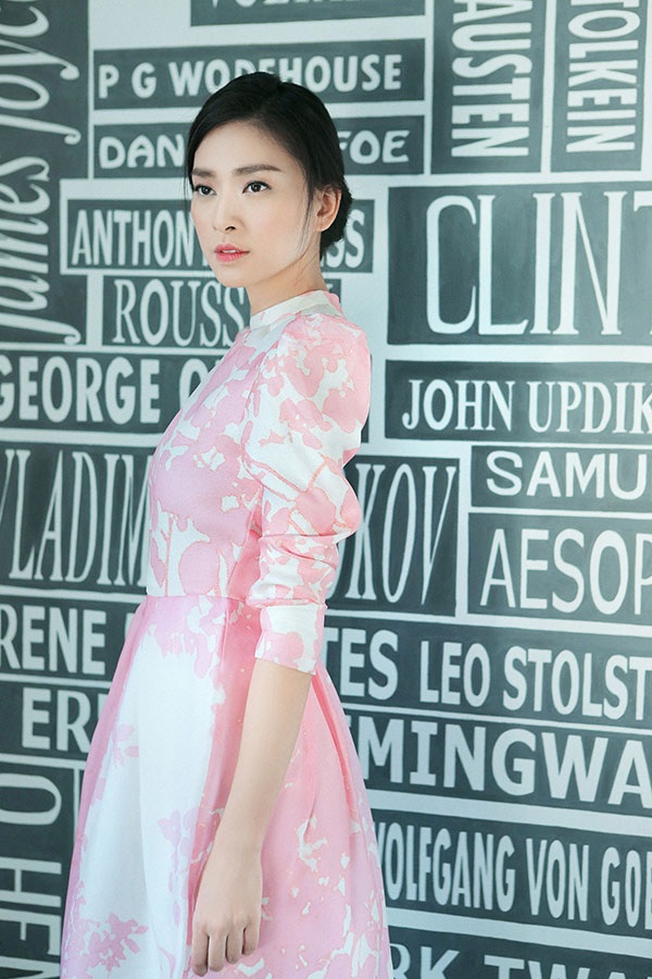 Ngô Thanh Vân khoe nét đẹp u buồn trong sớm mai - 9 Mẫu váy ôm sát, xòe
phần dưới ôm lấy thân hình chuẩn.