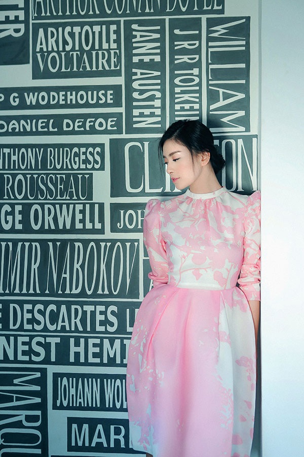 Ngô Thanh Vân khoe nét đẹp u buồn trong sớm mai - 8 Mẫu váy ôm sát, xòe
phần dưới ôm lấy thân hình chuẩn.