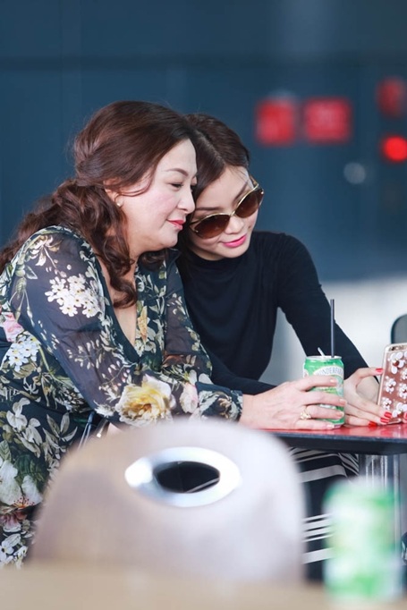 Á hậu Diễm Trang bịn rịn chia tay mẹ đi công tác nước ngoài - 9 Với thế mạnh hoạt ngôn cùng khả năng tiếng Anh lưu loát,