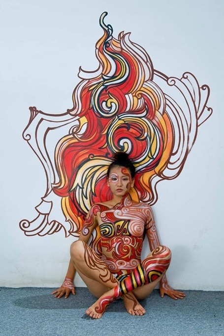 Vẽ trên cơ thể - Nghề chơi cũng lắm công phu - 1 Huyền Trang hóa thân trong tác phẩm Sơn son thếp vàng của nghệ sỹ Đức Phạm.