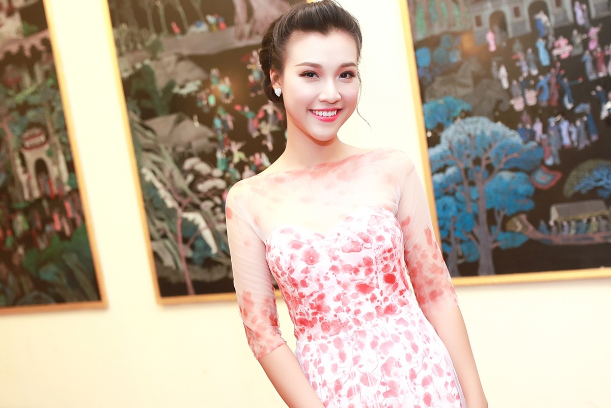 Á hậu Hoàng Oanh lưng trần gợi cảm bên MC Anh Tuấn - 4 Hoàng Oanh một mình đến sự kiện mà không có bạn trai Huỳnh
Anh tháp tùng như mọi khi.