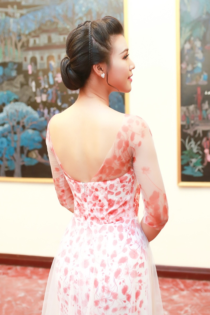 Á hậu Hoàng Oanh lưng trần gợi cảm bên MC Anh Tuấn - 2 Cô diện bộ trang phục nữ tính khoe lưng trần gợi
cảm.