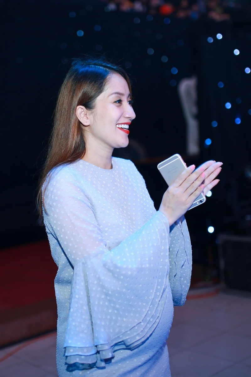 Khánh Thi "bế" bụng bầu cổ vũ Chi Pu dẫn Bước nhảy hoàn vũ nhí - 7 Sự gần gũi đáng yêu của Chi Pu cũng được nhiều em nhỏ
quý mến.