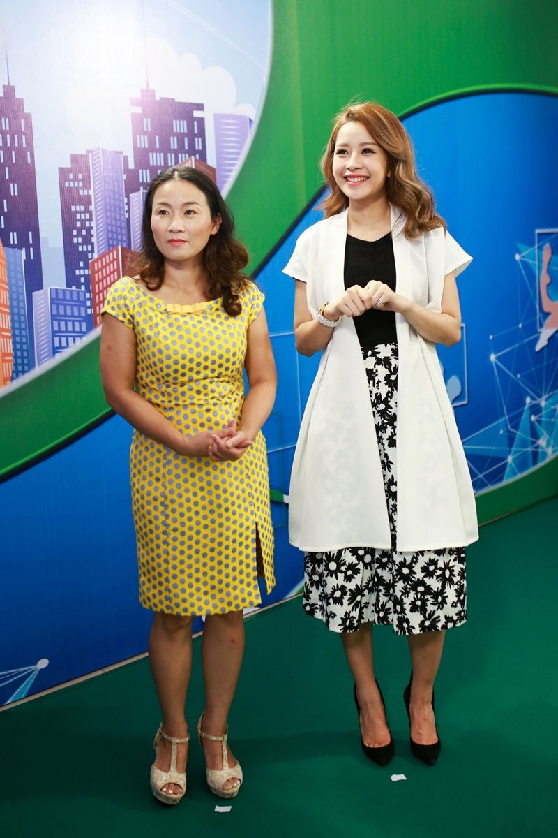 Khánh Thi "bế" bụng bầu cổ vũ Chi Pu dẫn Bước nhảy hoàn vũ nhí - 5 Tại địa điểm ghi hình, Chi Pu chăm chú nghiên cứu kỹ kịch bản trước khi quay.