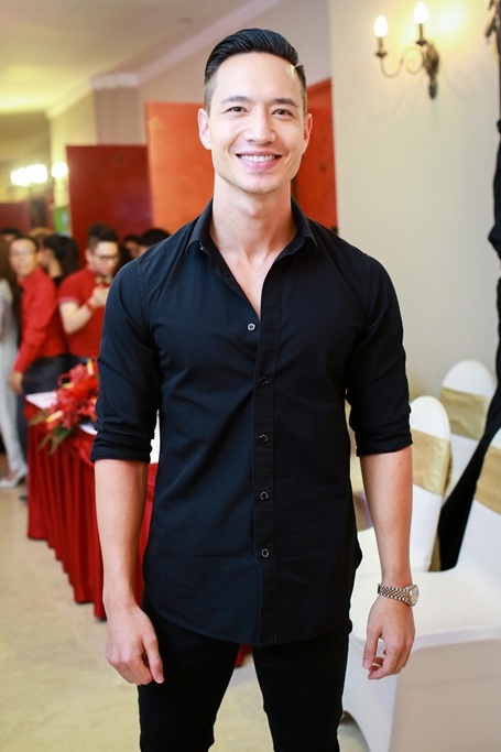 Nam tài tử điện ảnh mặc trang phục tối giản nhưng vẫn hào hoa, nổi bật.