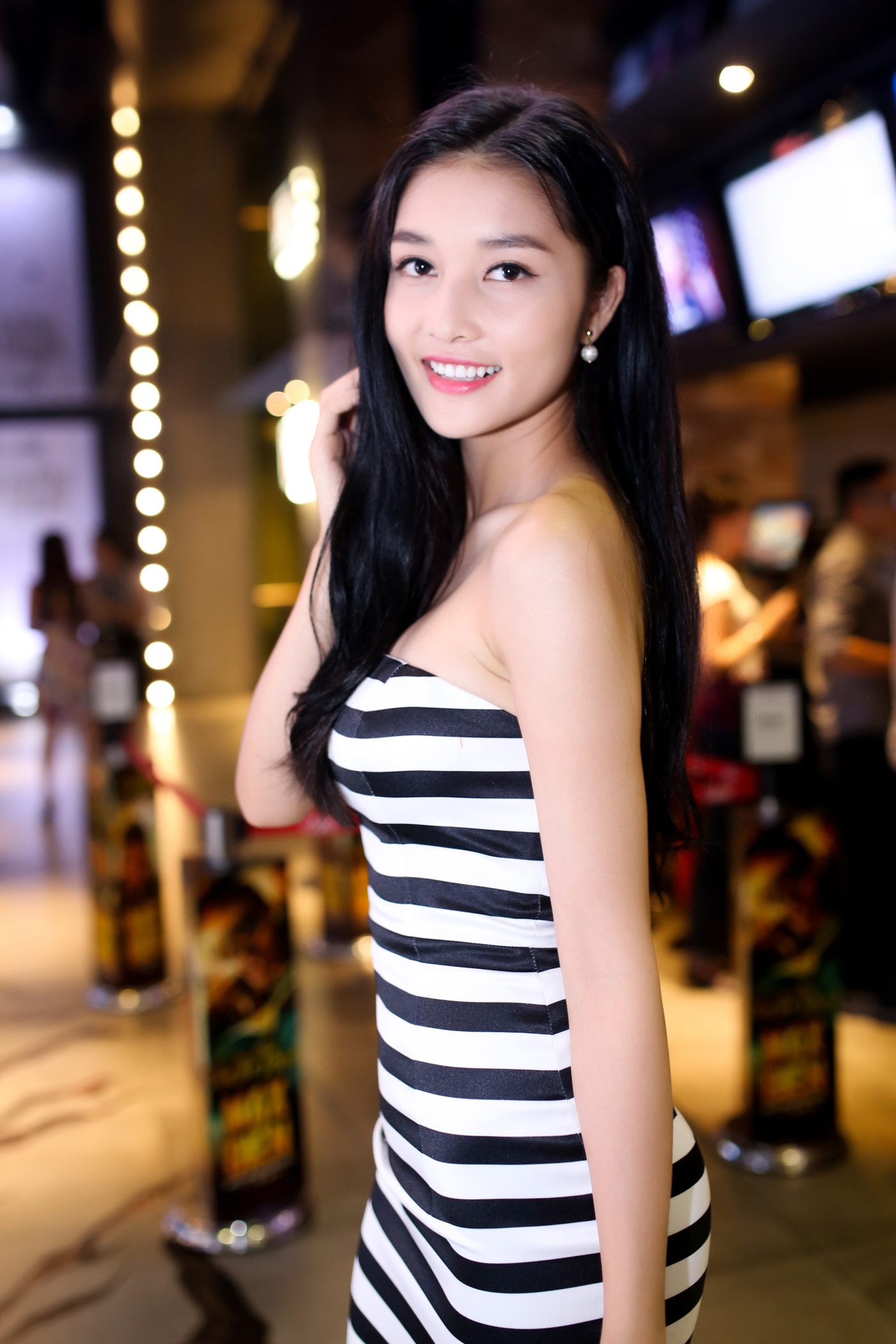 Bộ váy
bó sát giúp Triệu Thị Hà khoe đường cong cơ thể,