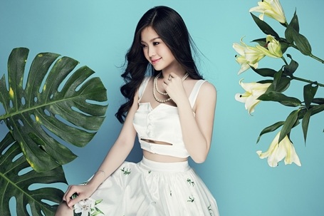 Á hậu Diễm Trang khoe vòng eo 58cm với áo crop top