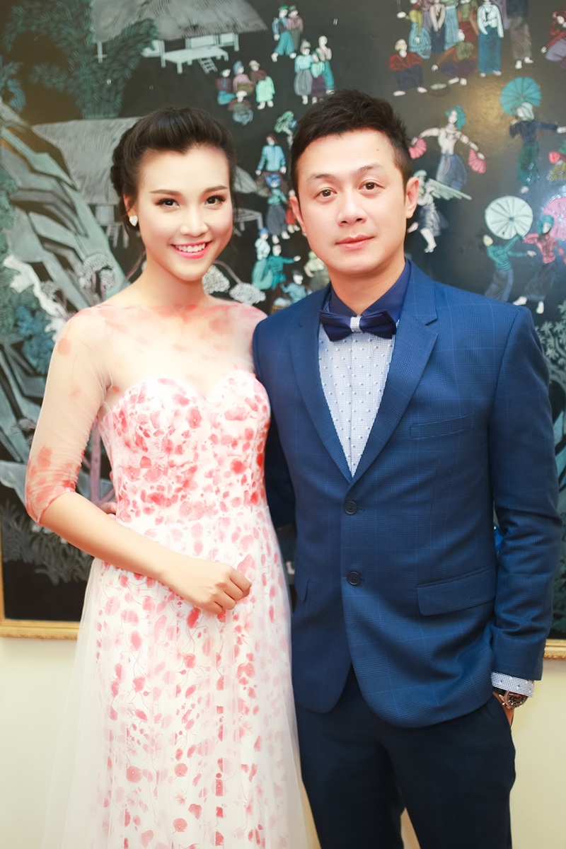 Á hậu Hoàng Oanh lưng trần gợi cảm bên MC Anh Tuấn - 6 Tại sự kiện, Hoàng Oanh dẫn đôi cùng MC Anh Tuấn.