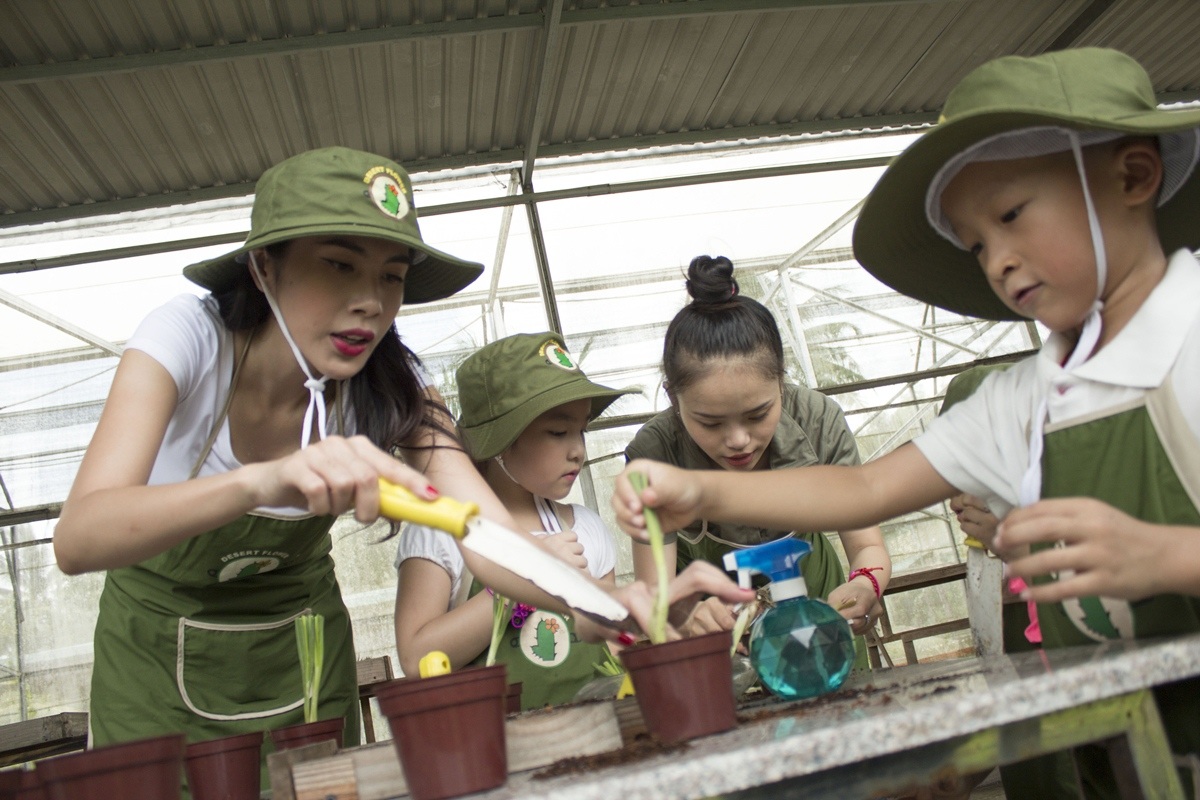 Thủy Tiên và Lâm Vinh Hải cho các bé đi thăm nông trại, trồng cây,...