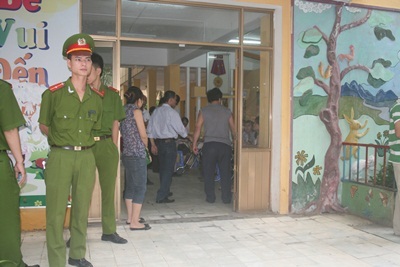 Tái diễn cảnh thức trắng đêm xếp hàng xin học mầm non cho con - 8