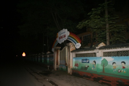 Tái diễn cảnh thức trắng đêm xếp hàng xin học mầm non cho con - 1