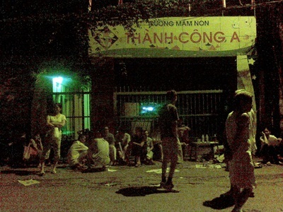 Tái diễn cảnh thức trắng đêm xếp hàng xin học mầm non cho con - 4