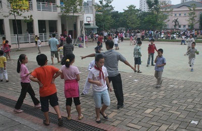 Học sinh tiểu học không phải mang cặp sách đến trường - 2 Học sinh tiểu học không phải mang cặp sách đến trường - 2