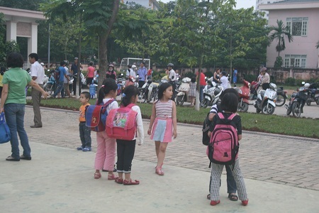 Học sinh tiểu học không phải mang cặp sách đến trường - 4 Học sinh tiểu học không phải mang cặp sách đến trường - 4