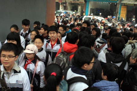 Giao thông hỗn loạn tại trường tổ chức học 2 ca - 12