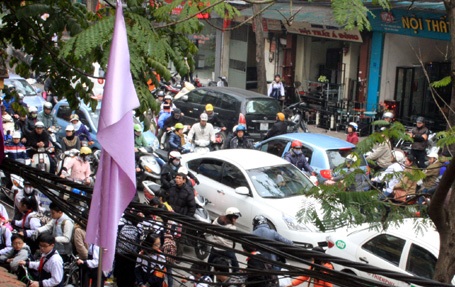 Giao thông hỗn loạn tại trường tổ chức học 2 ca - 14