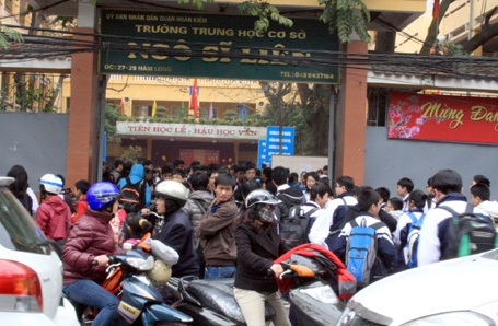 Giao thông hỗn loạn tại trường tổ chức học 2 ca - 13