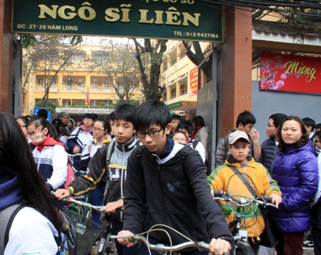 Giao thông hỗn loạn tại trường tổ chức học 2 ca - 10