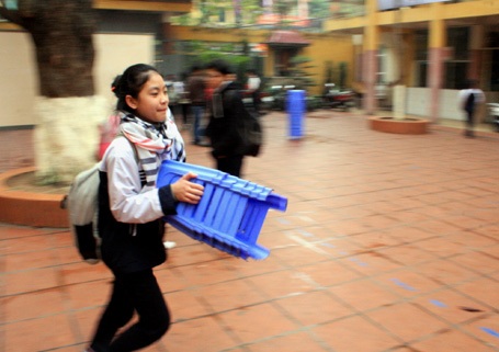 Giao thông hỗn loạn tại trường tổ chức học 2 ca - 9