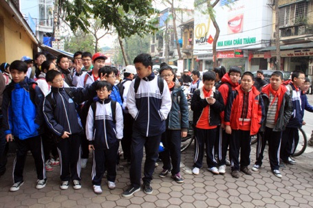 Giao thông hỗn loạn tại trường tổ chức học 2 ca - 7