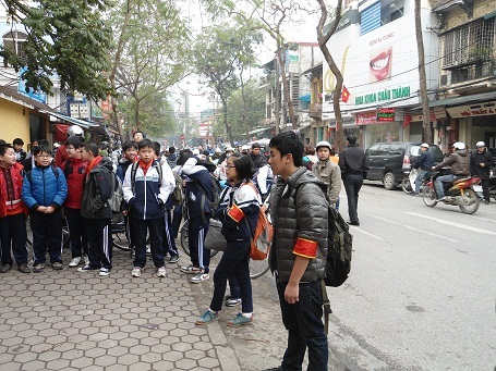 Giao thông hỗn loạn tại trường tổ chức học 2 ca - 8 Giao thông hỗn loạn tại trường tổ chức học 2 ca - 8