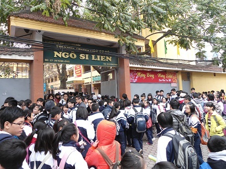 Giao thông hỗn loạn tại trường tổ chức học 2 ca - 11 Giao thông hỗn loạn tại trường tổ chức học 2 ca - 11