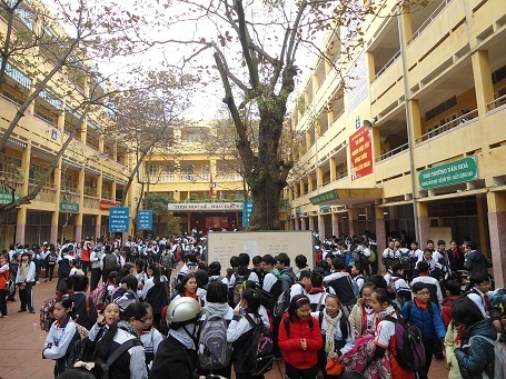 Giao thông hỗn loạn tại trường tổ chức học 2 ca - 15 Giao thông hỗn loạn tại trường tổ chức học 2 ca - 15
