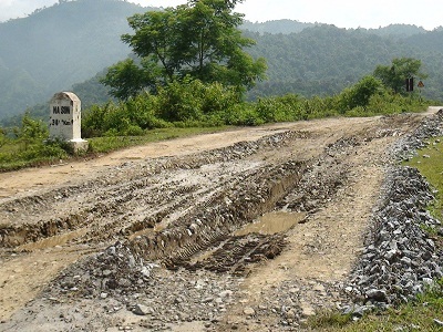 Một cung đường trọng yếu đang bị băm nát