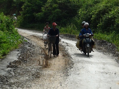 Một cung đường trọng yếu đang bị băm nát