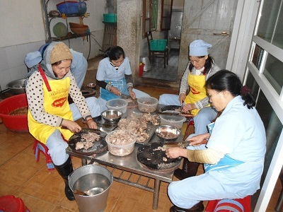 10 ngàn đồng/suất ăn, HS chỉ được phép xin thêm cơm - 3 10 ngàn đồng/suất ăn, HS chỉ được phép xin thêm cơm - 3
