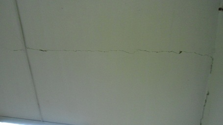 Vữa trần rơi trúng đầu, một nữ sinh nhập viện  - 3